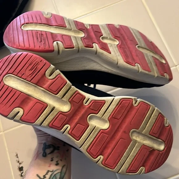 Sketchers size 8 Sneakers arch fit cooled - Picture 4 of 5